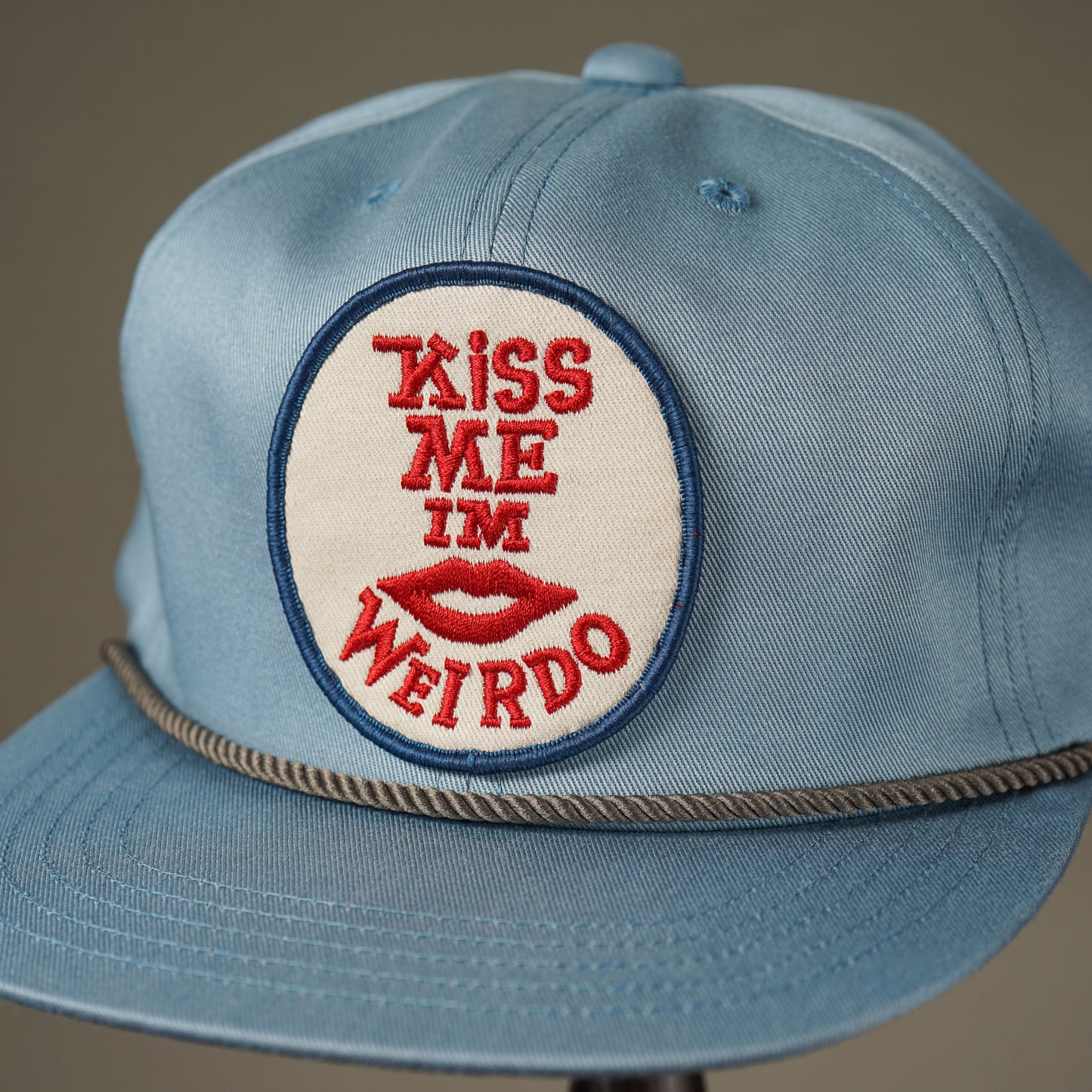 KISS ME - TRUCKER CAP / WRD51G02