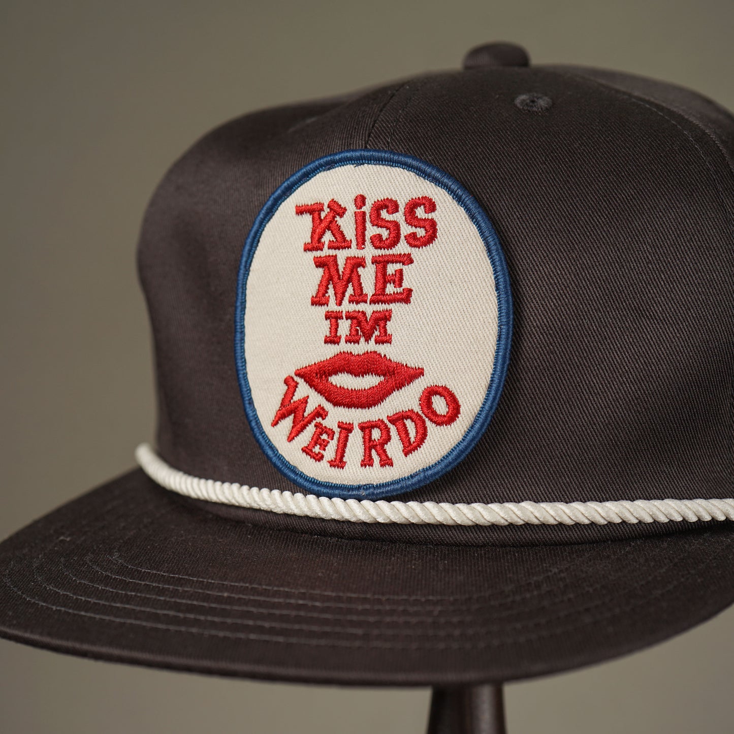 KISS ME - TRUCKER CAP / WRD51G02