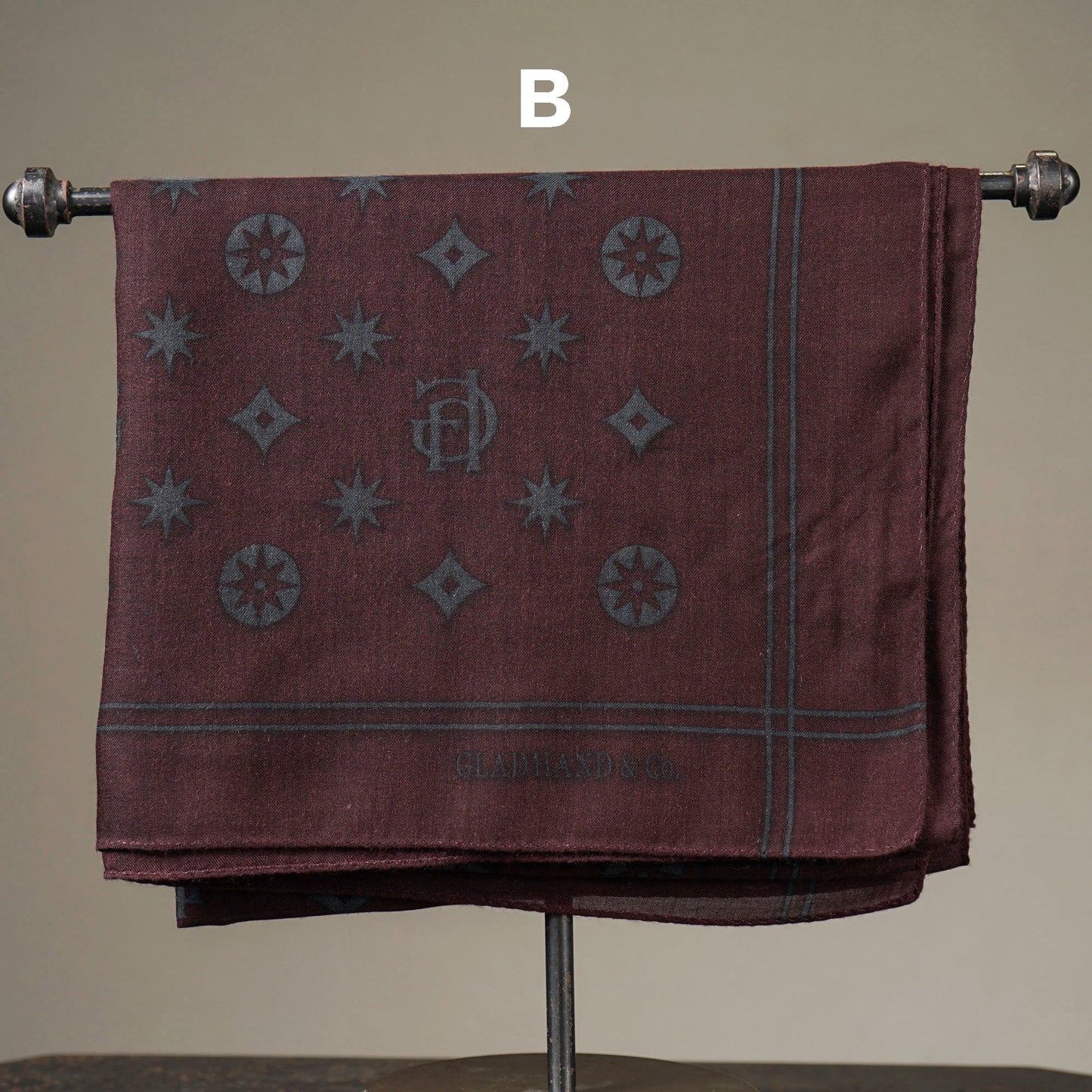 FAMILY CREST BANDANA STOLE