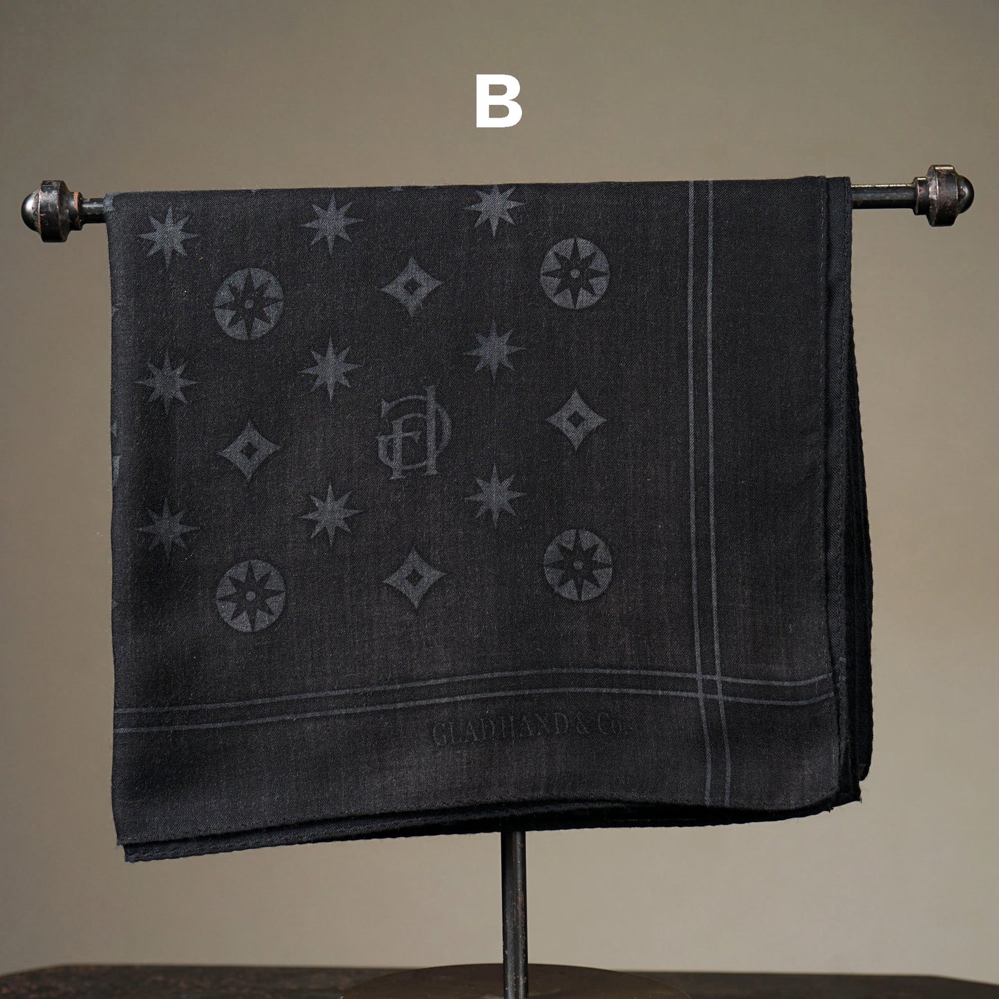 FAMILY CREST BANDANA STOLE