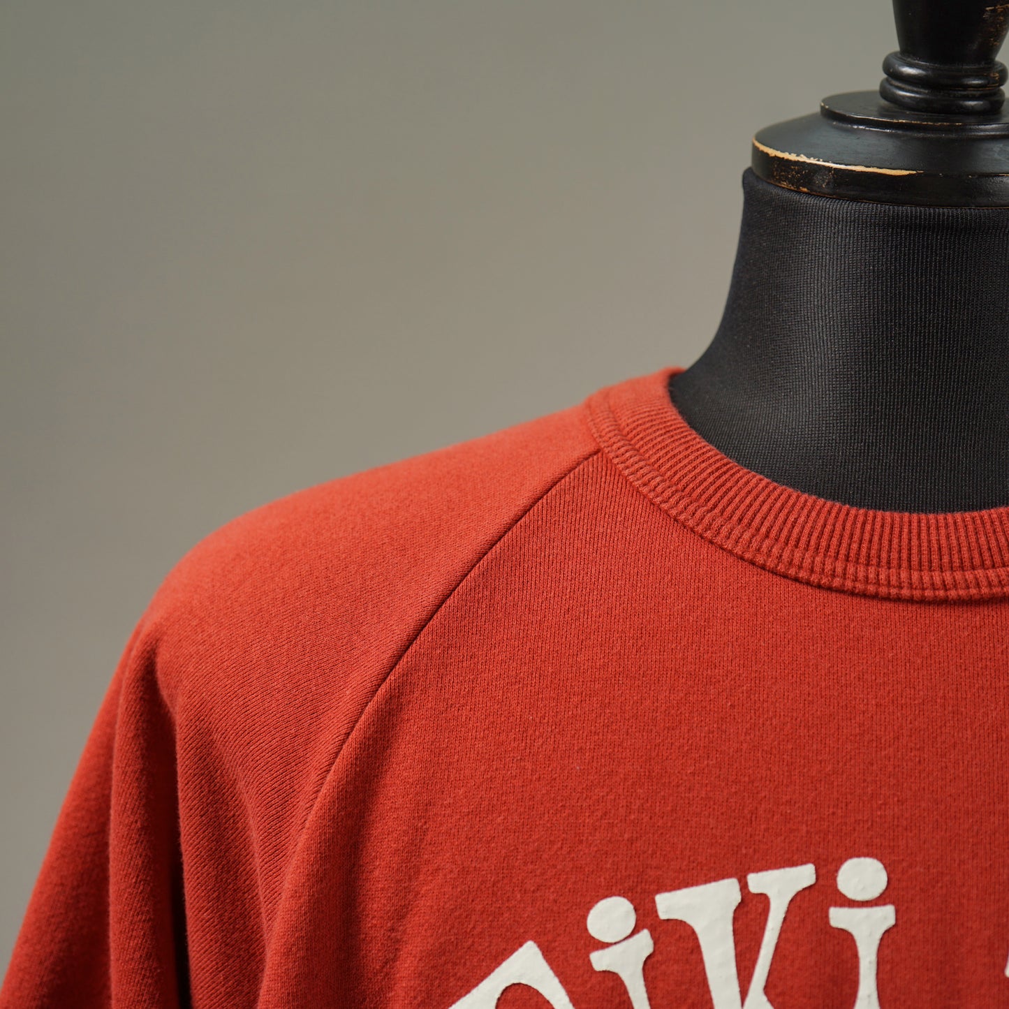 TIKITIKI SURF CLUB - S/S SWEAT / WRD-24-SS-15