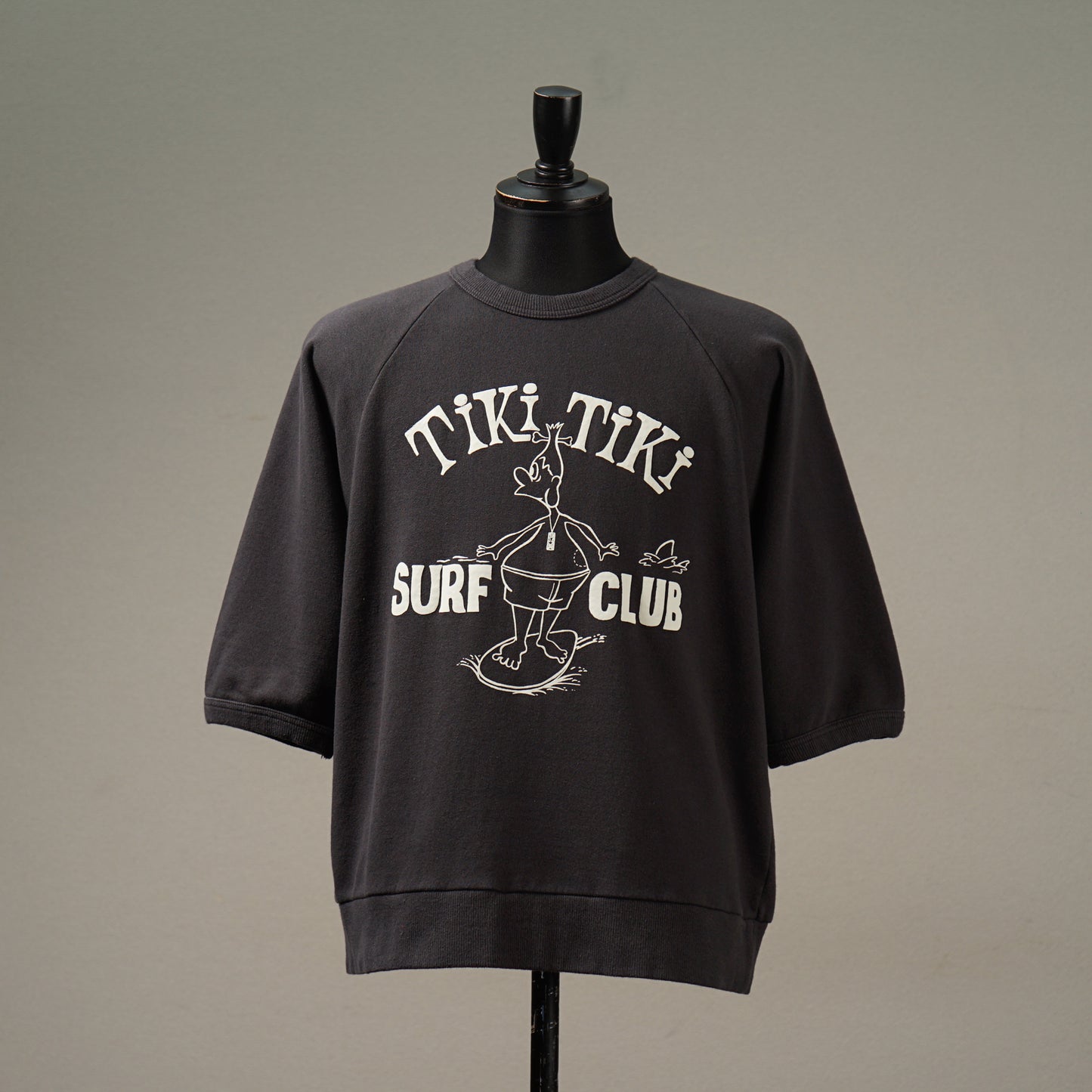 TIKITIKI SURF CLUB - S/S SWEAT / WRD-24-SS-15