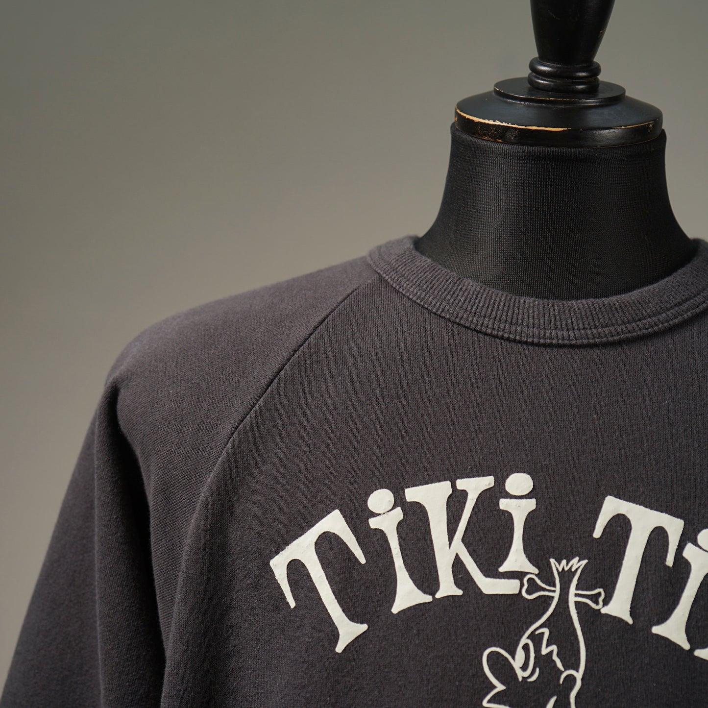 TIKITIKI SURF CLUB - S/S SWEAT / WRD-24-SS-15