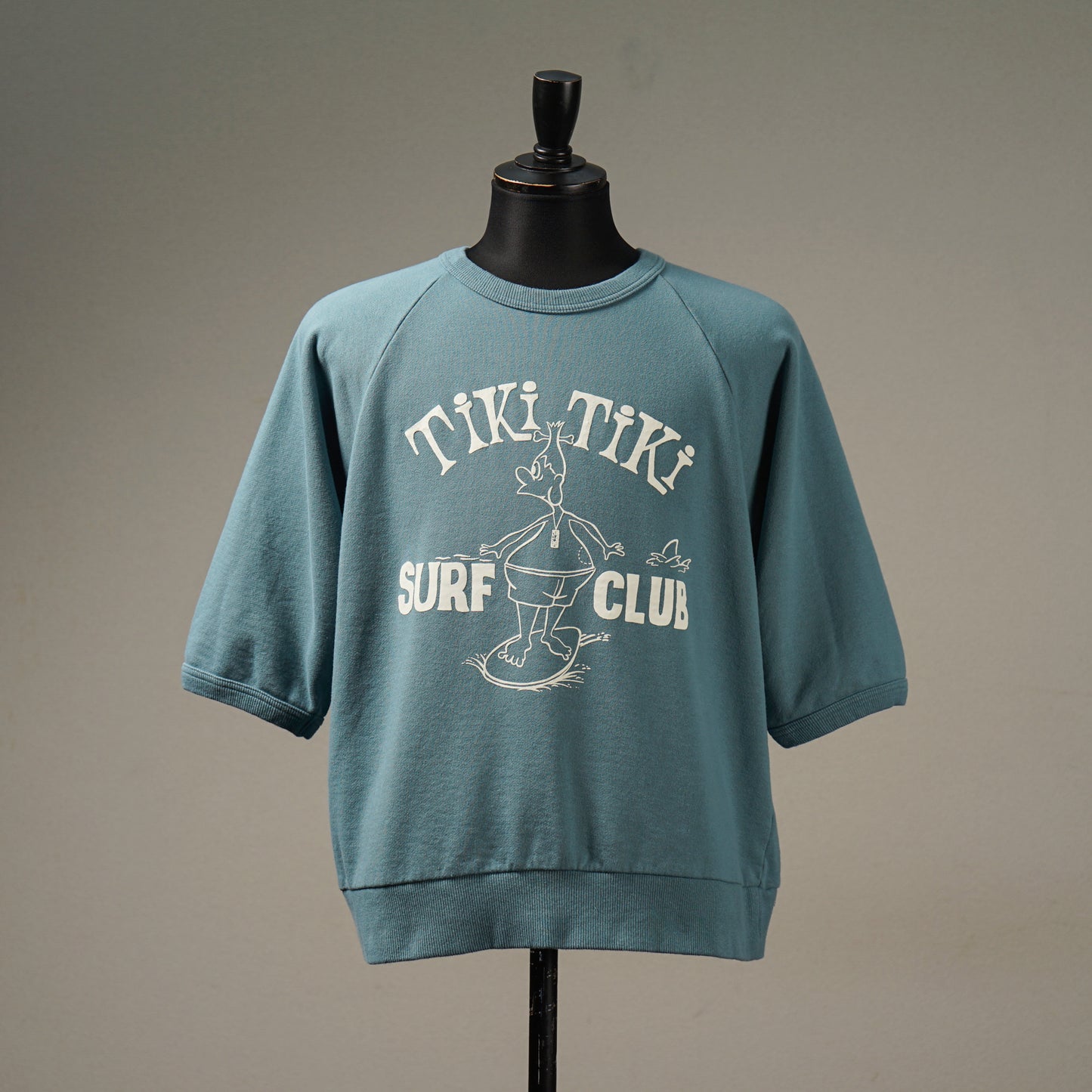 TIKITIKI SURF CLUB - S/S SWEAT / WRD-24-SS-15