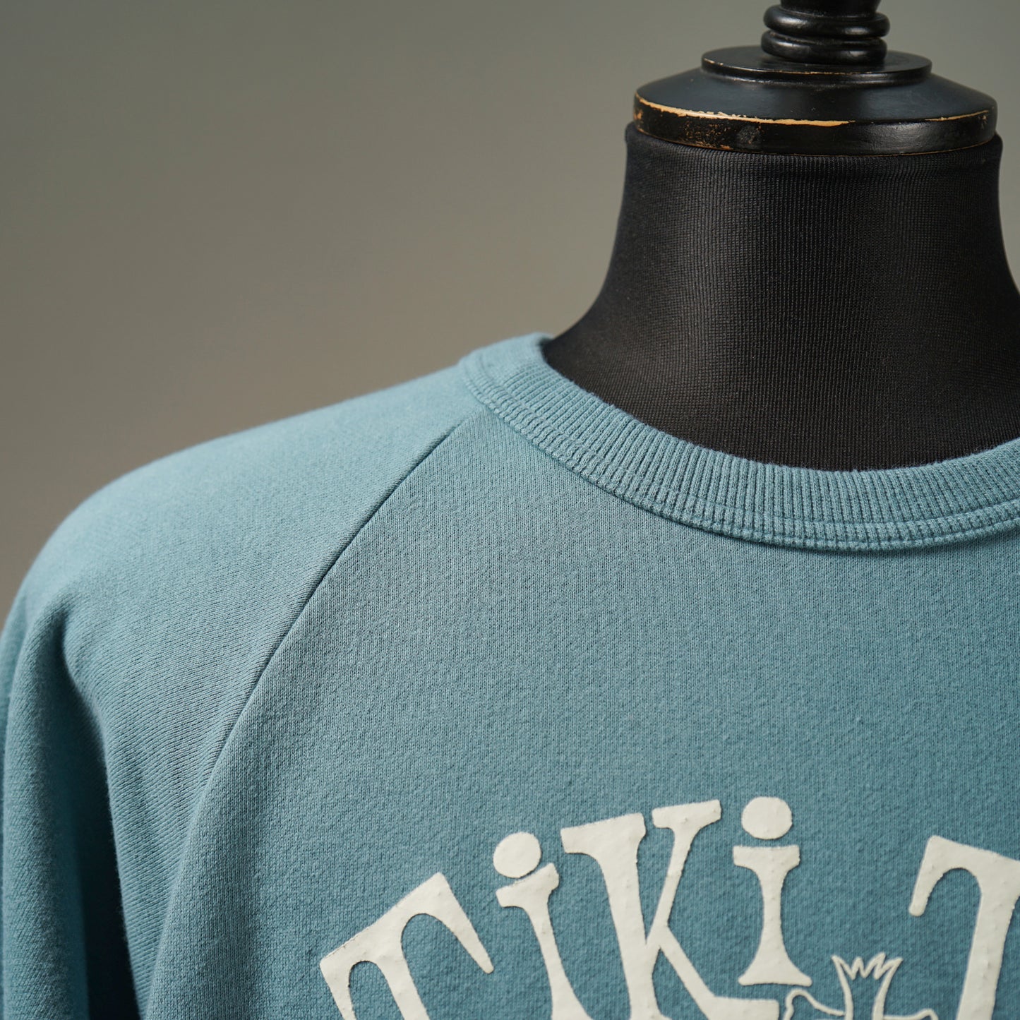 TIKITIKI SURF CLUB - S/S SWEAT / WRD-24-SS-15