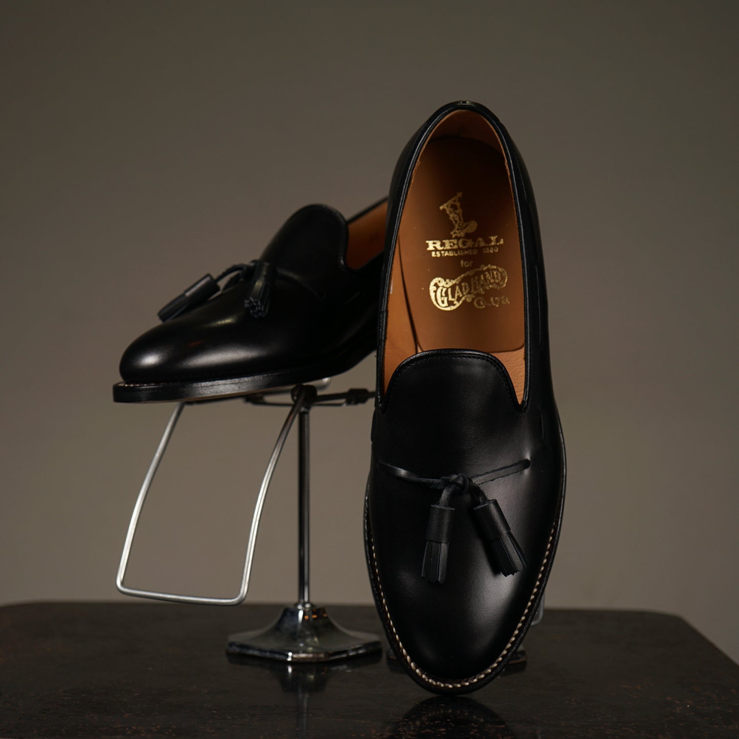 TASSELED SLIP-ON SHOES / REGAL