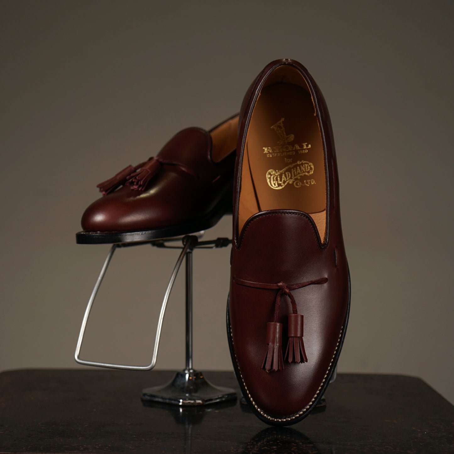 TASSELED SLIP-ON SHOES / REGAL