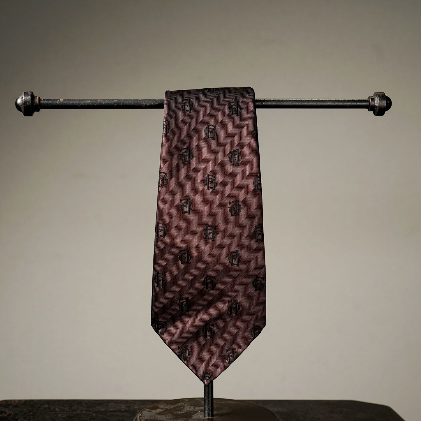 FAMILY CREST TIE