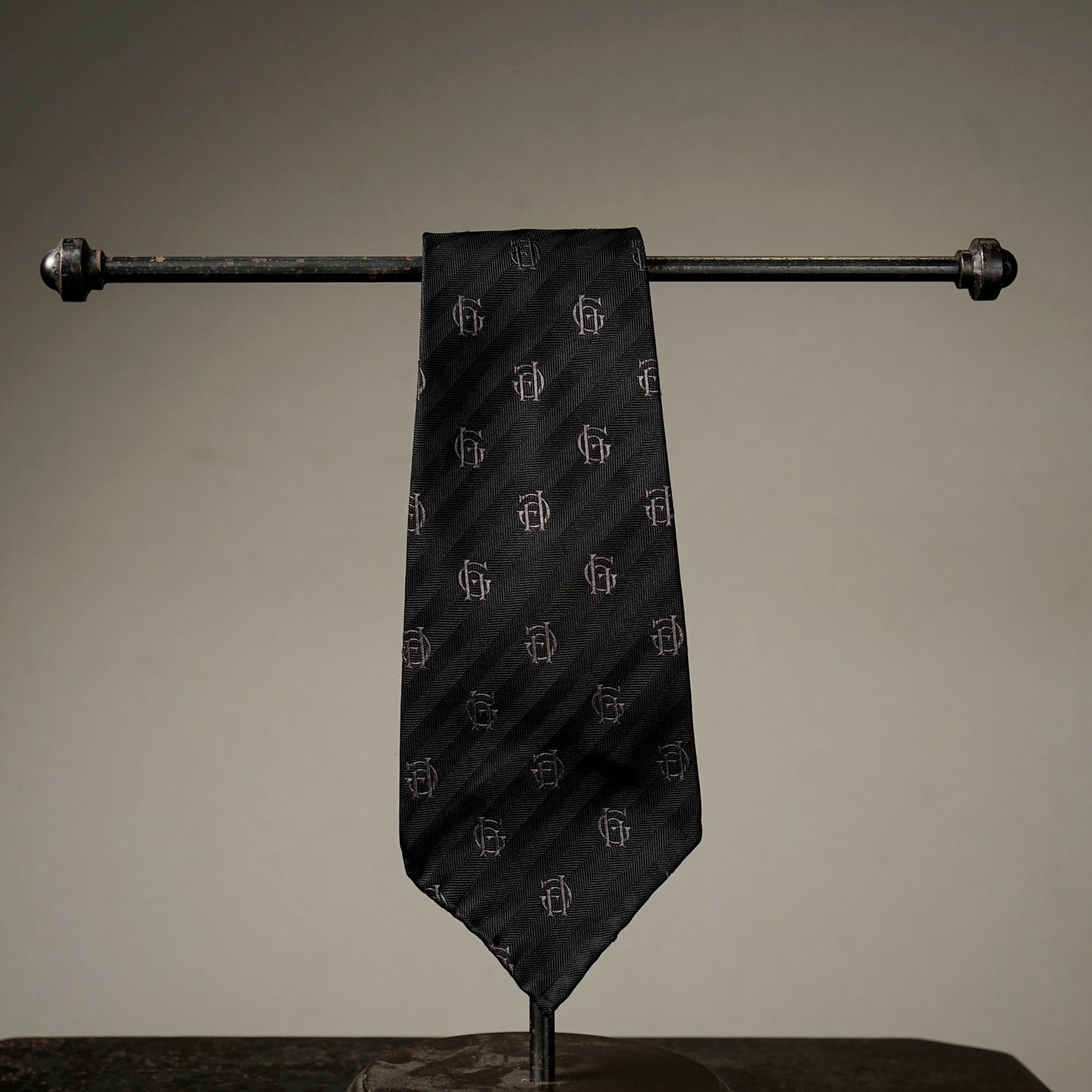 FAMILY CREST TIE