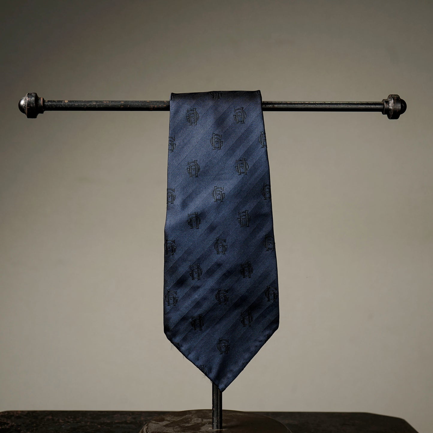 FAMILY CREST TIE
