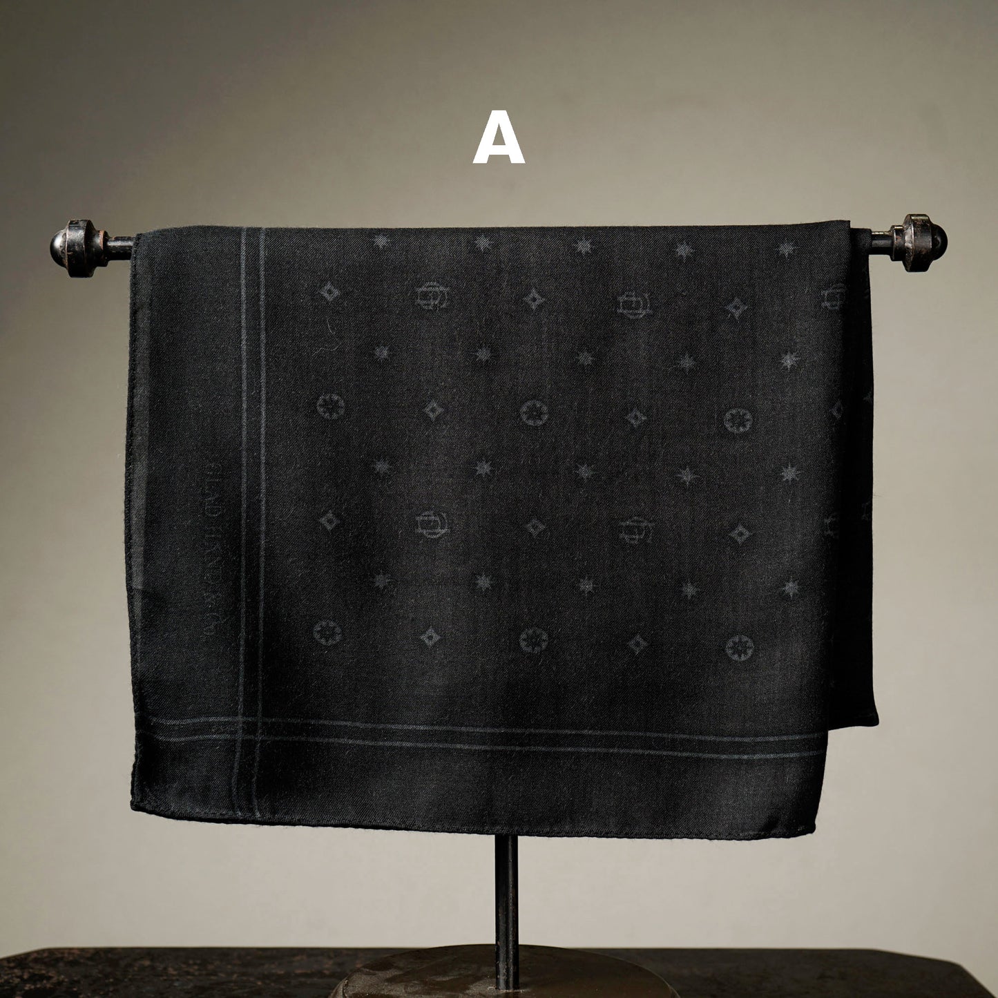 FAMILY CREST BANDANA STOLE