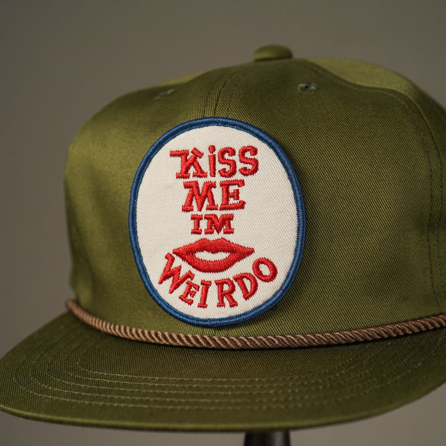 KISS ME - TRUCKER CAP / WRD51G02