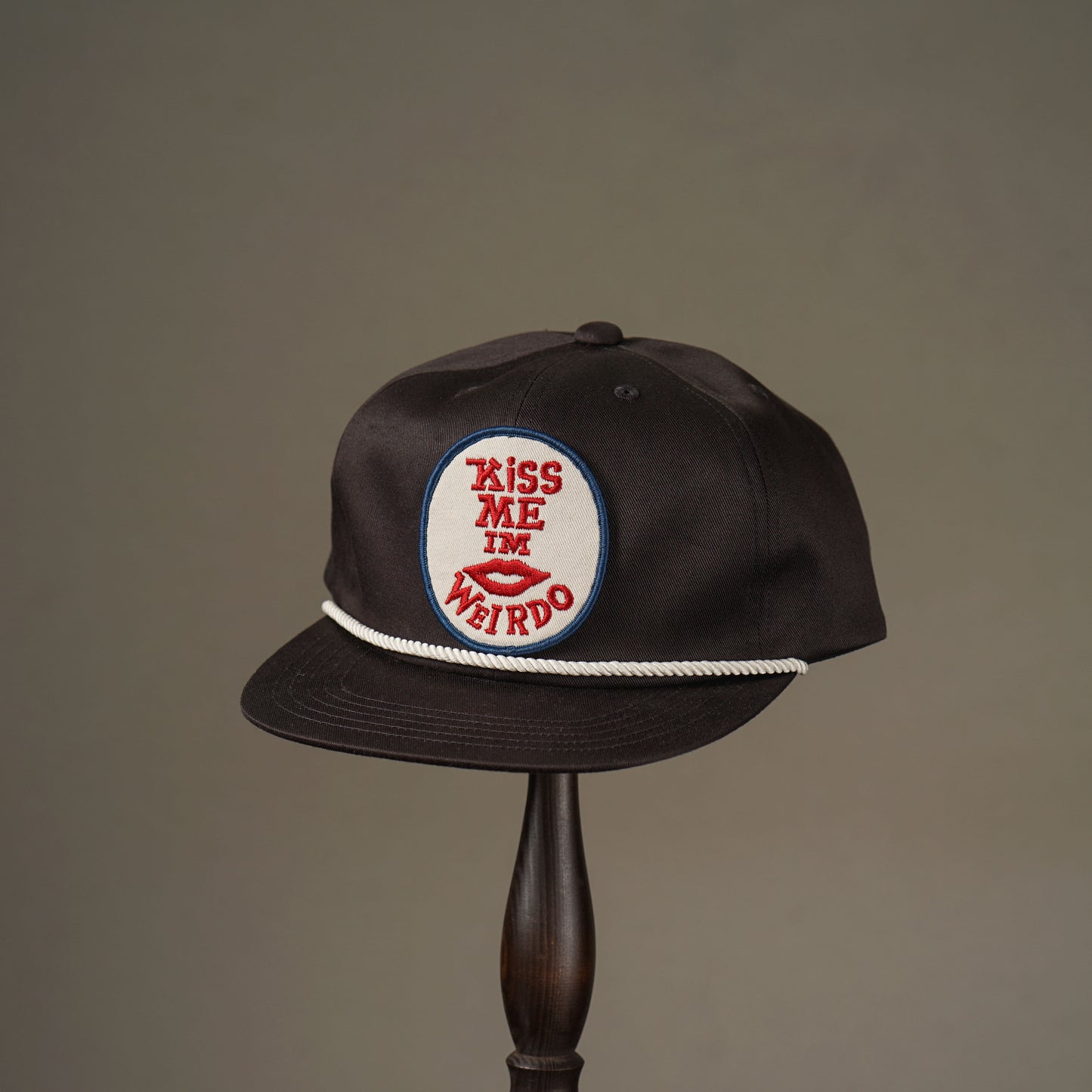 KISS ME - TRUCKER CAP / WRD51G02