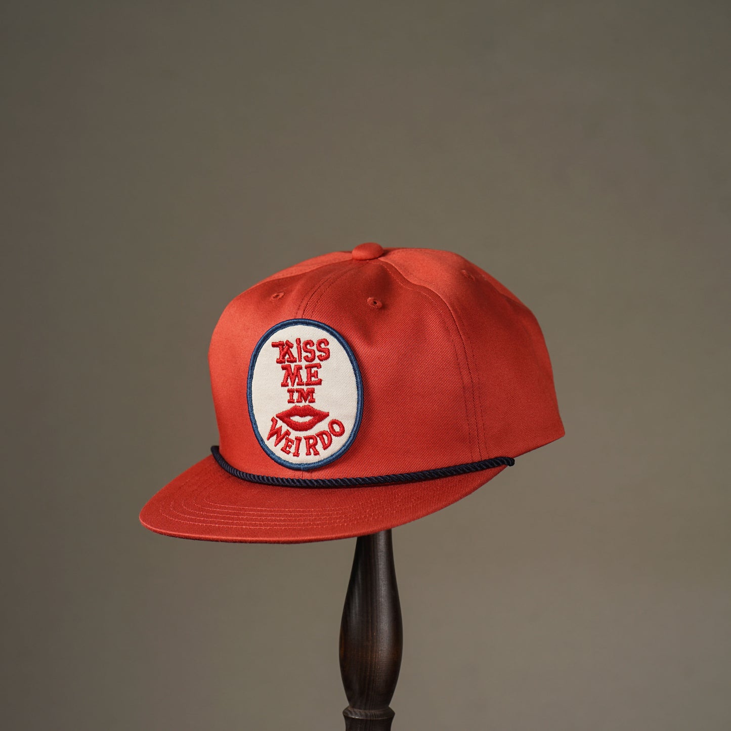 KISS ME - TRUCKER CAP / WRD51G02