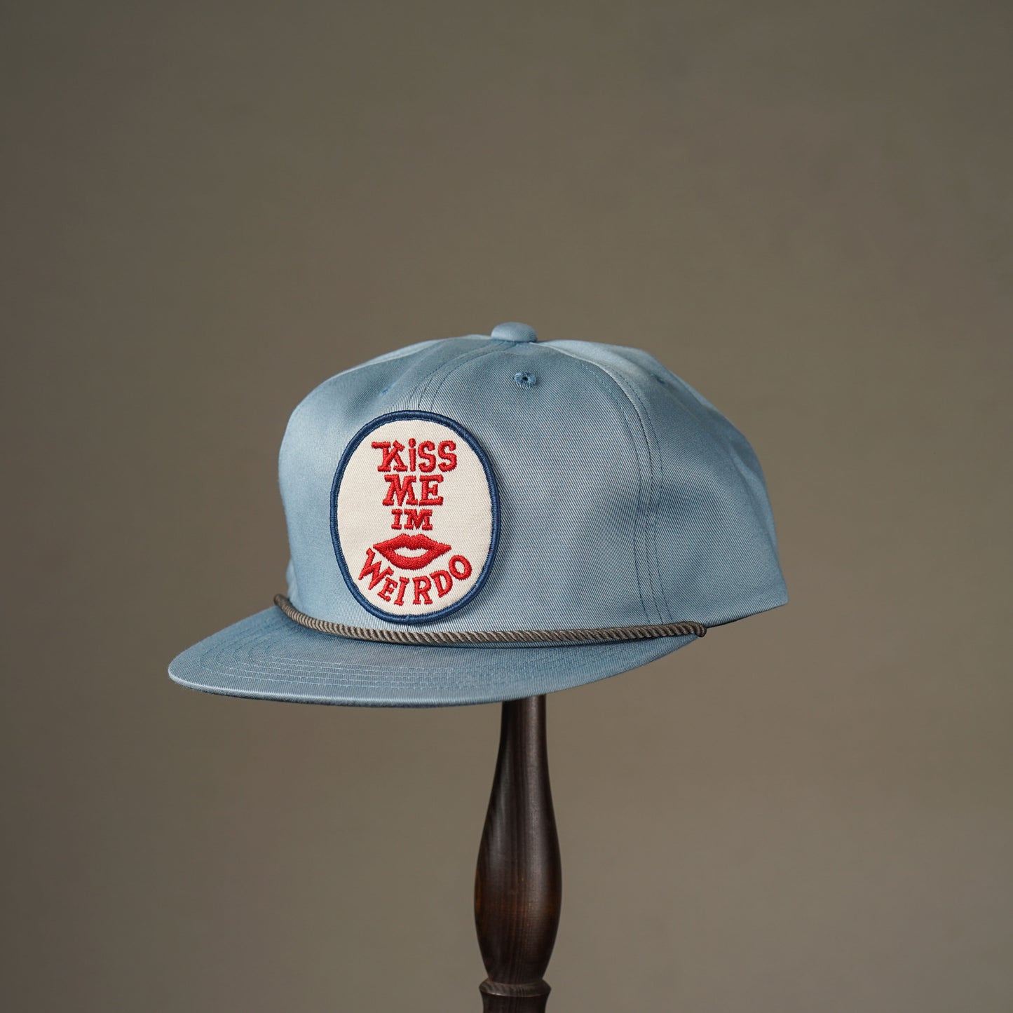 KISS ME - TRUCKER CAP / WRD51G02