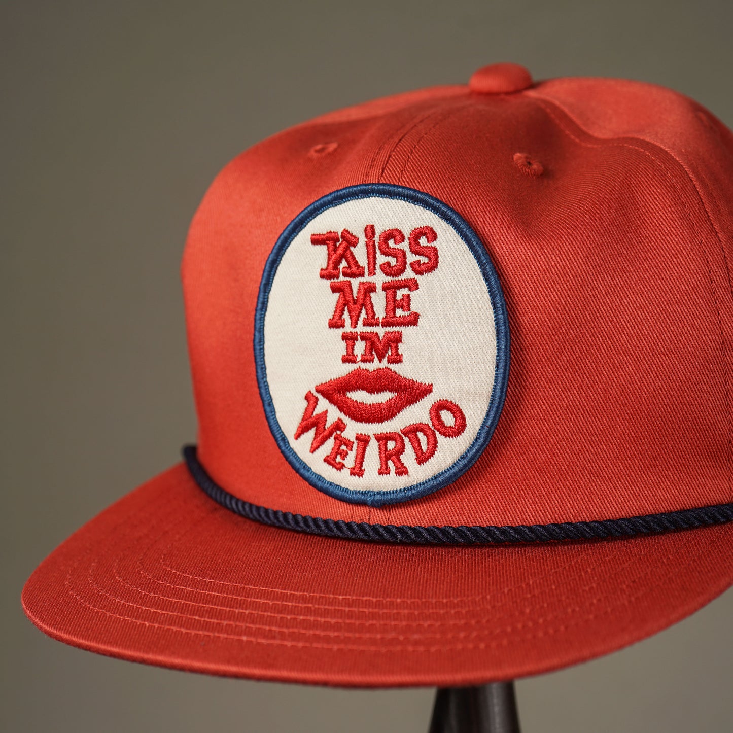 KISS ME - TRUCKER CAP / WRD51G02