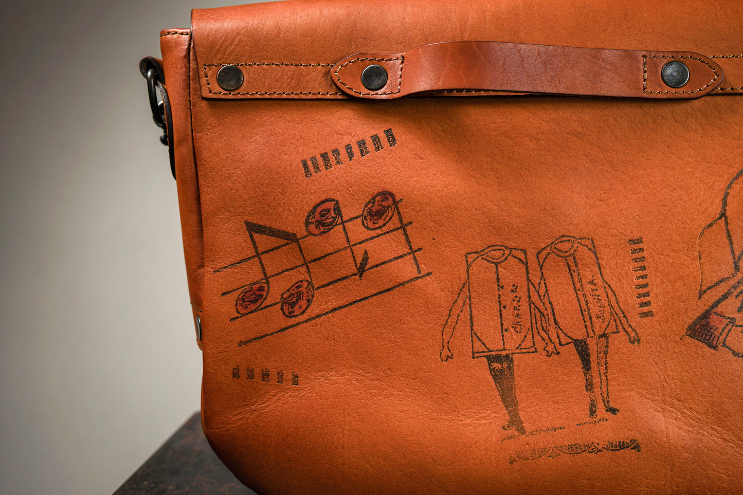 LEATHER POSTMAN SHOULDER BAG "GLAD POSTALS"