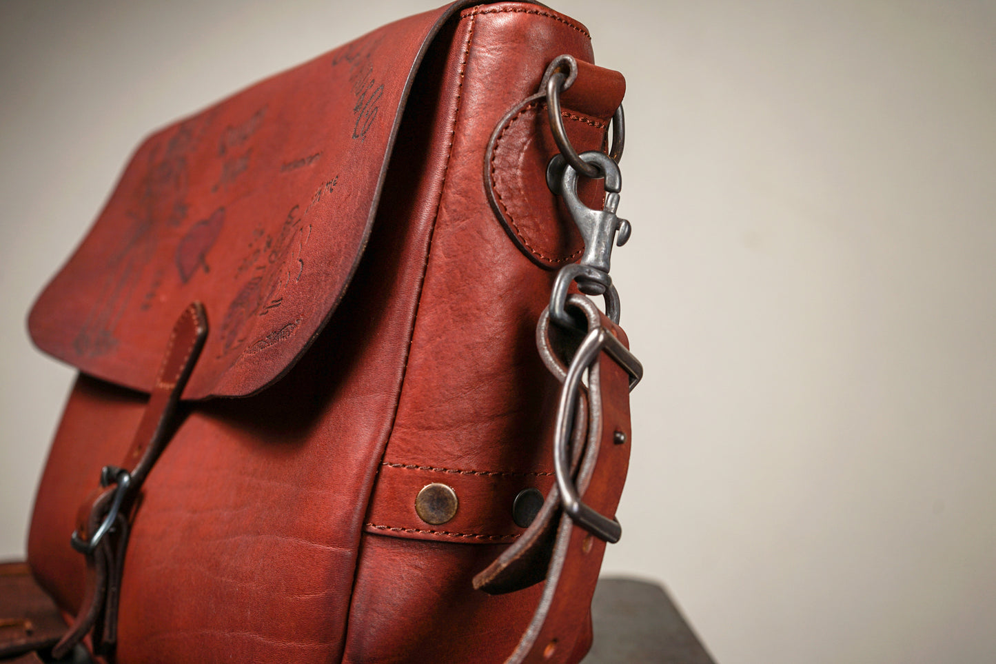 LEATHER POSTMAN SHOULDER BAG "GLAD POSTALS"