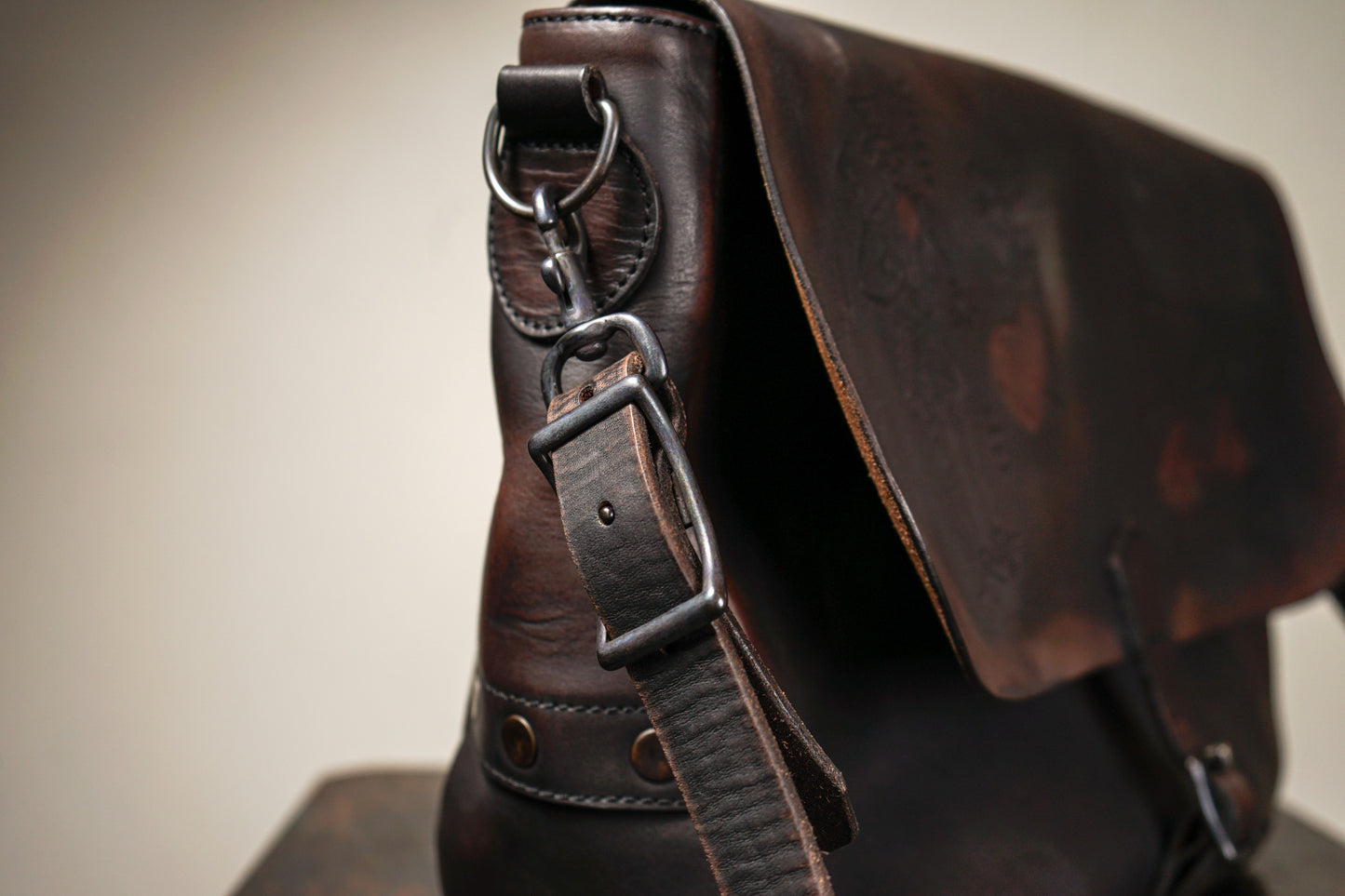LEATHER POSTMAN SHOULDER BAG "GLAD POSTALS"