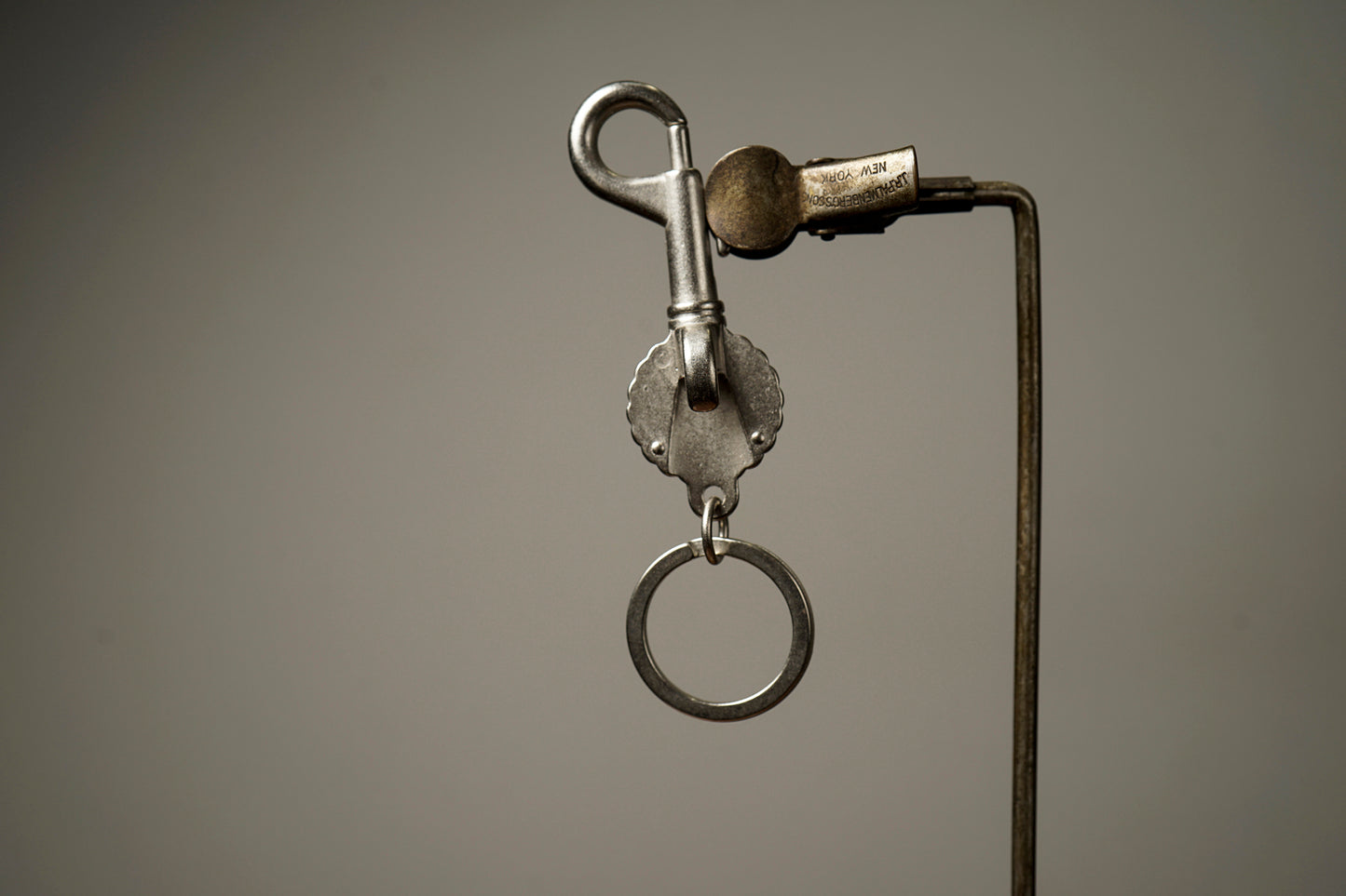 BOTTLE OPENER KEY RING "SHAKE HAND"