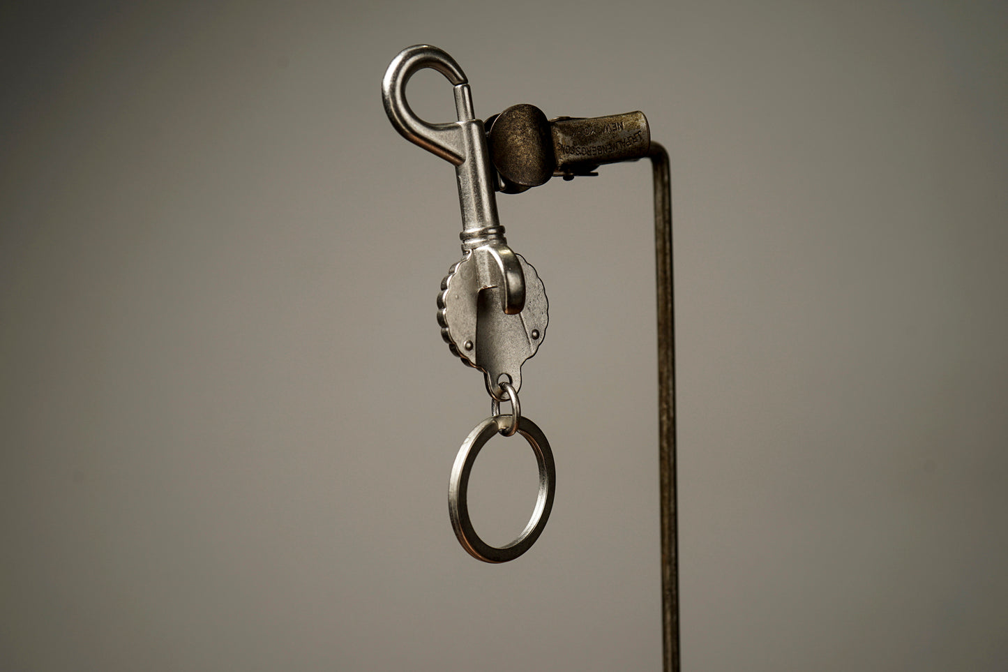 BOTTLE OPENER KEY RING "SHAKE HAND"