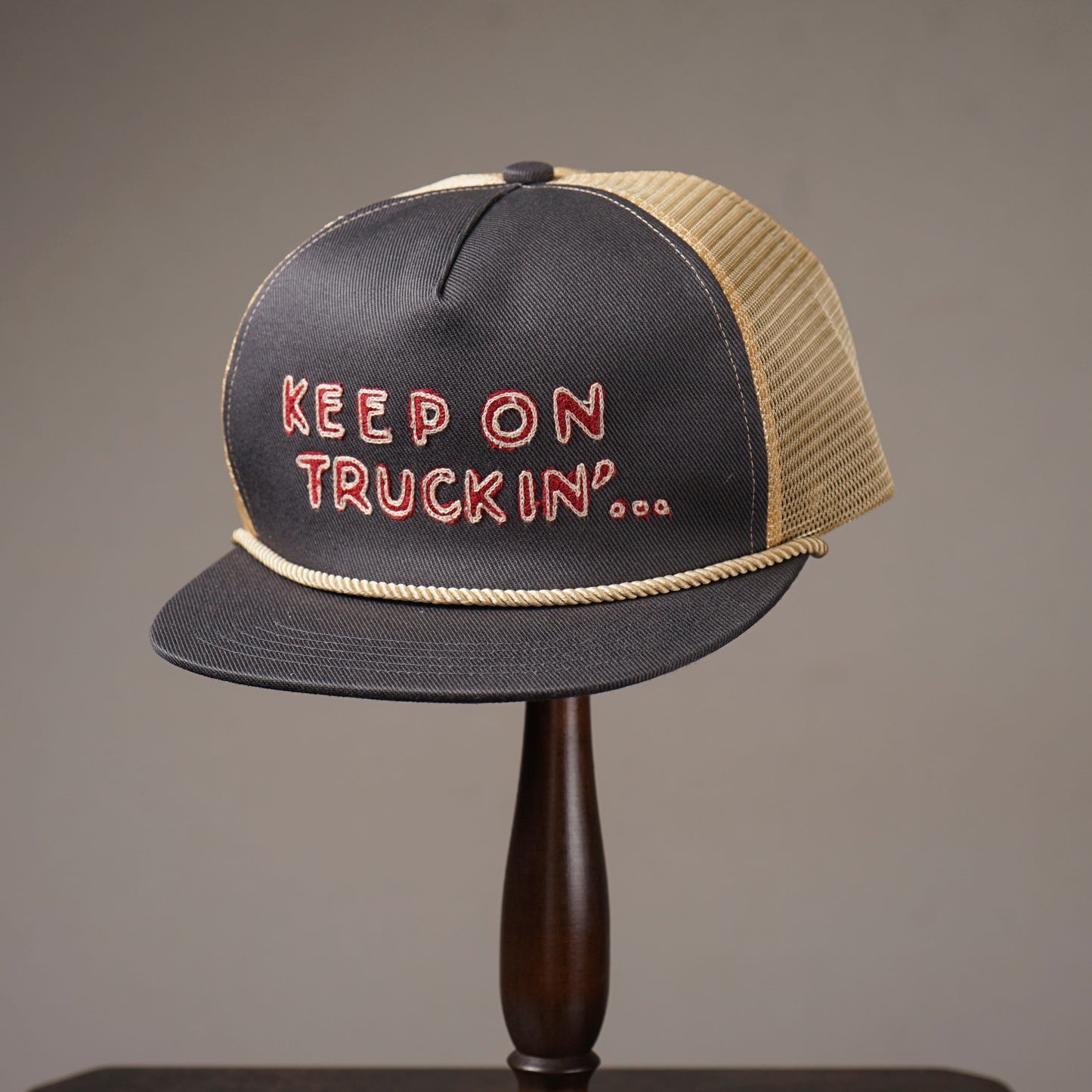 KEEP ON TRUCKIN' - TRUCKER CAP / WRD61G02