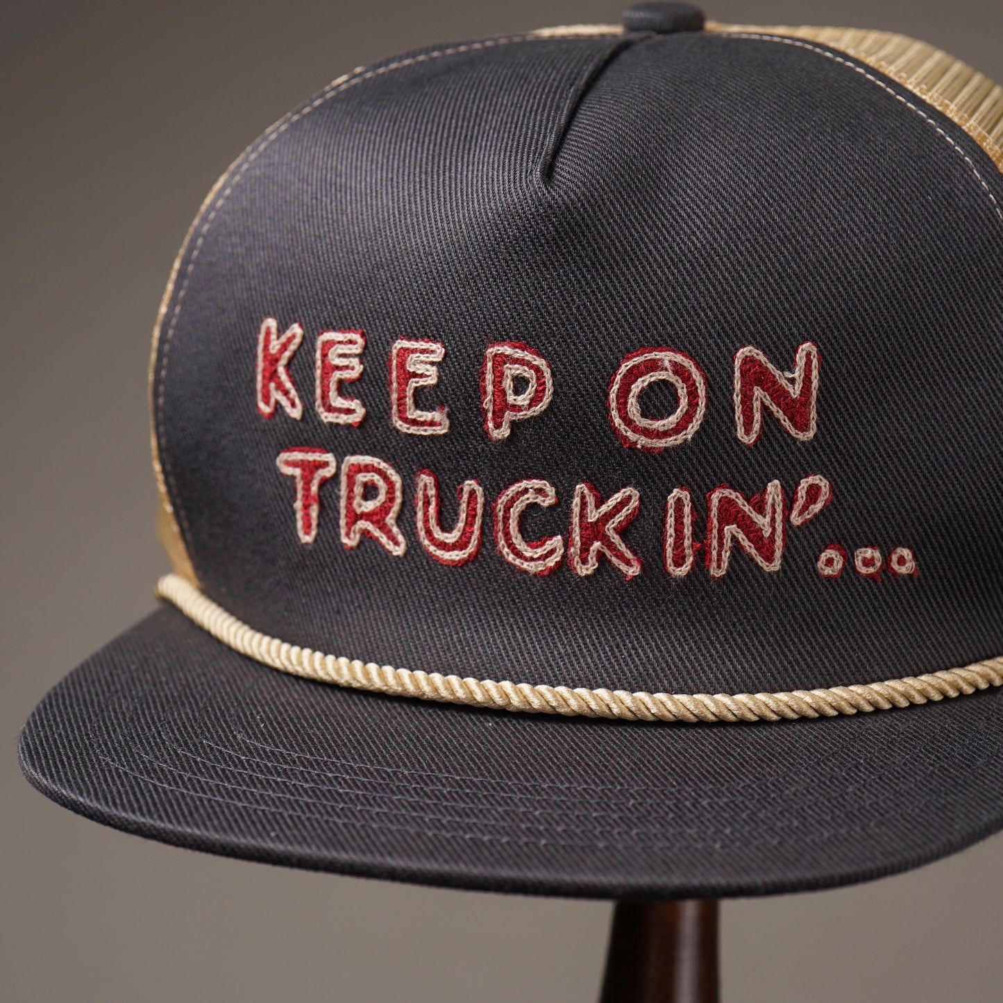 KEEP ON TRUCKIN' - TRUCKER CAP / WRD61G02