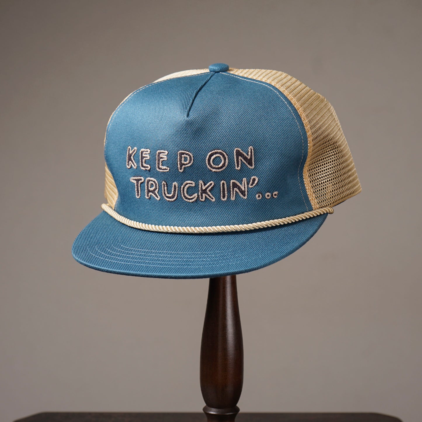 KEEP ON TRUCKIN' - TRUCKER CAP / WRD61G02