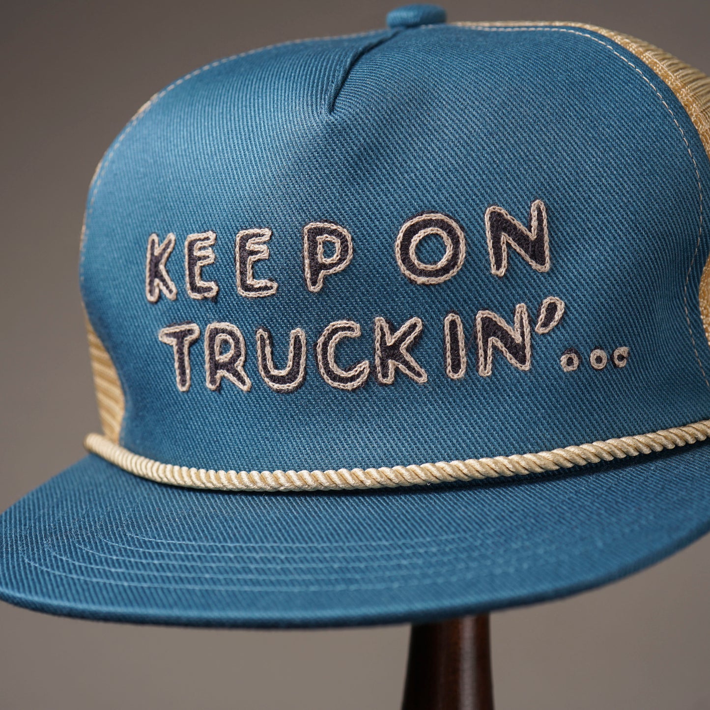 KEEP ON TRUCKIN' - TRUCKER CAP / WRD61G02