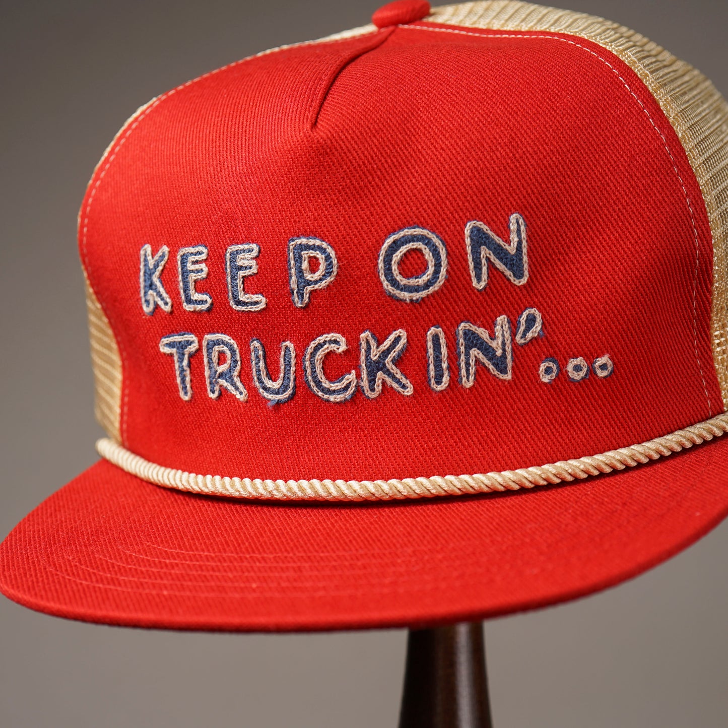 KEEP ON TRUCKIN' - TRUCKER CAP / WRD61G02