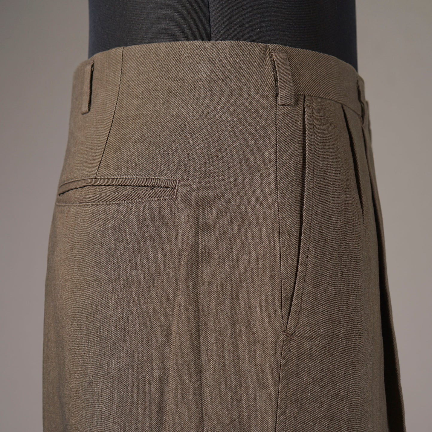 GLADDEN - TWO TUCK TROUSER / BYGH6119