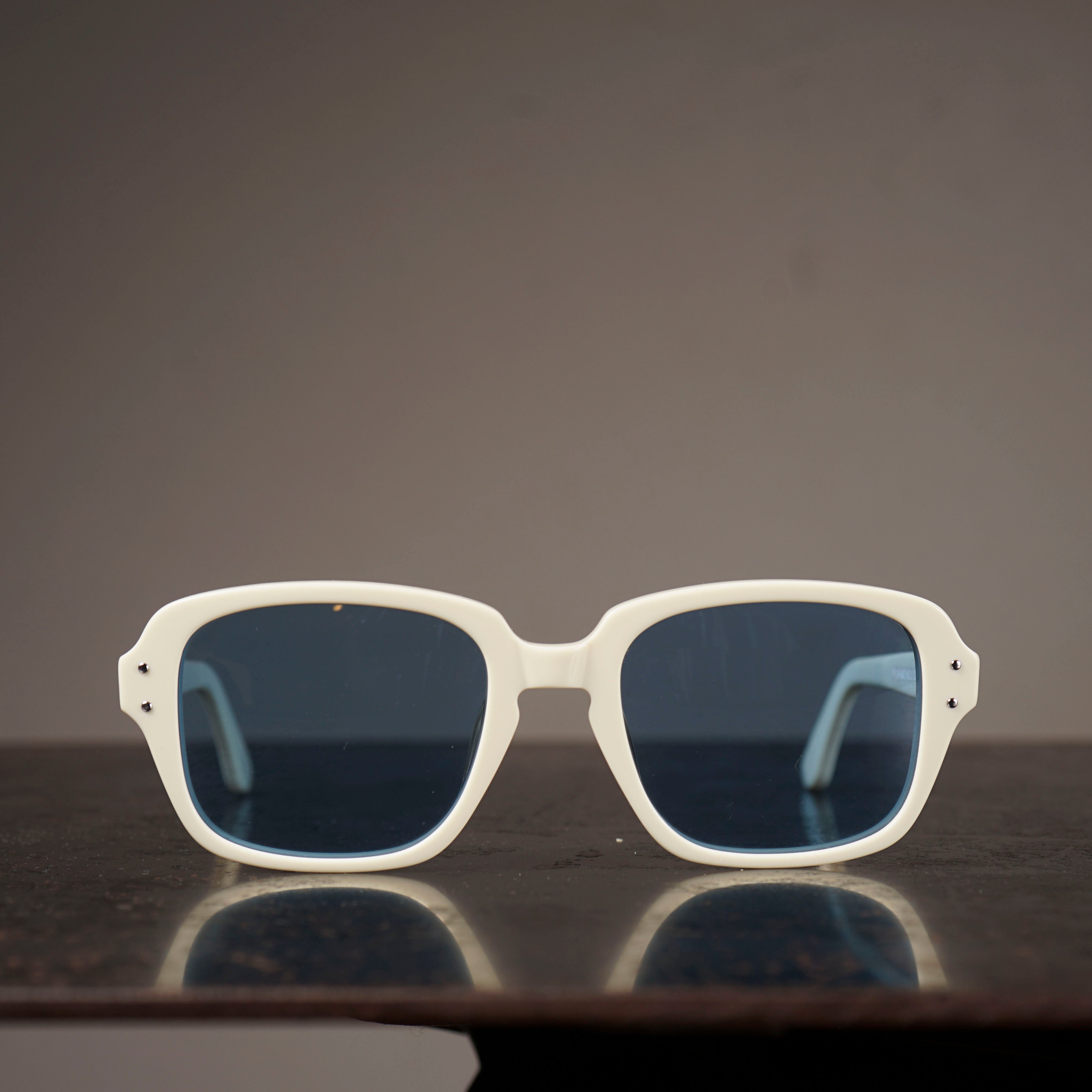 WEIRDO – GLADHAND & Co.