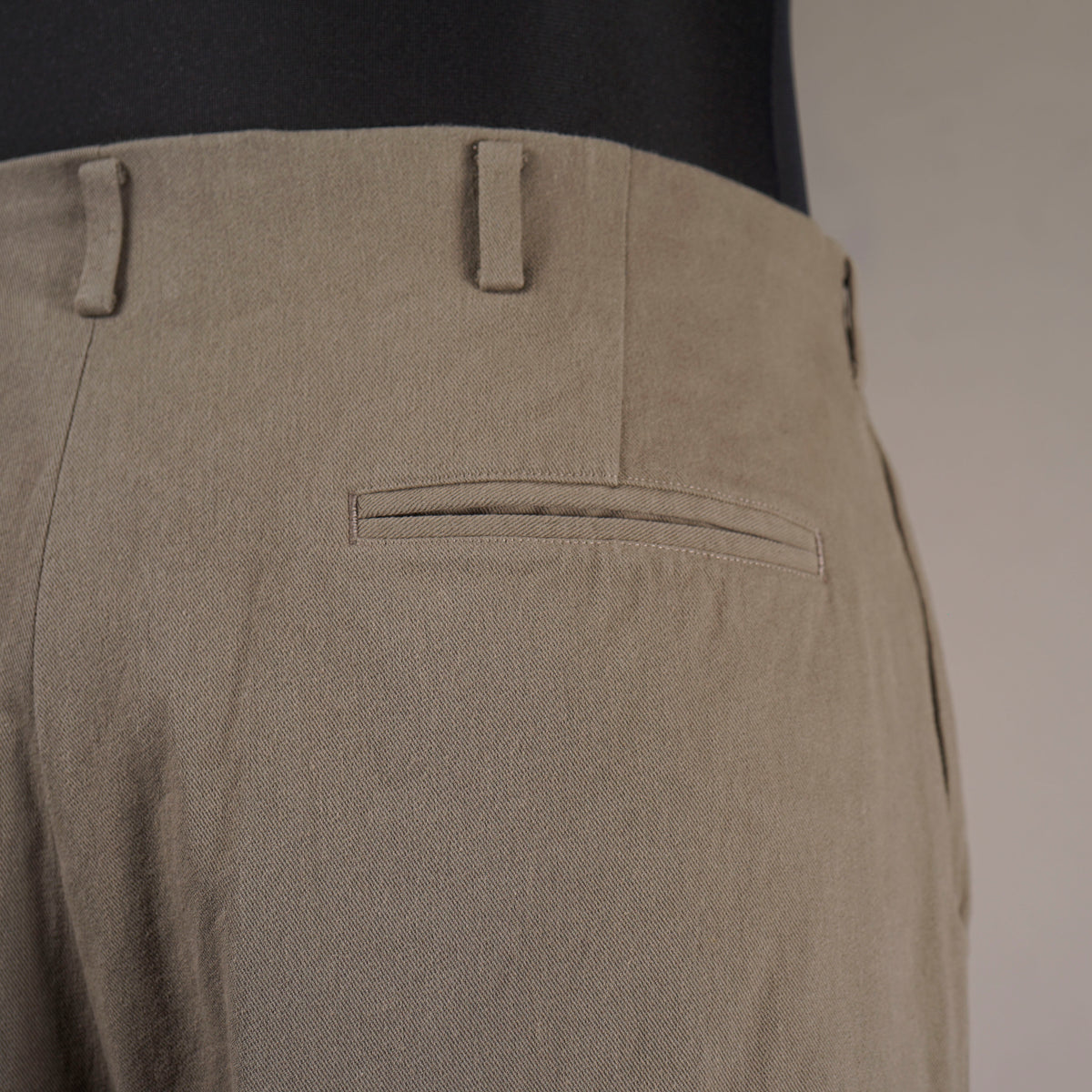 GLADDEN - TWO TUCK TROUSER / BYGH6312