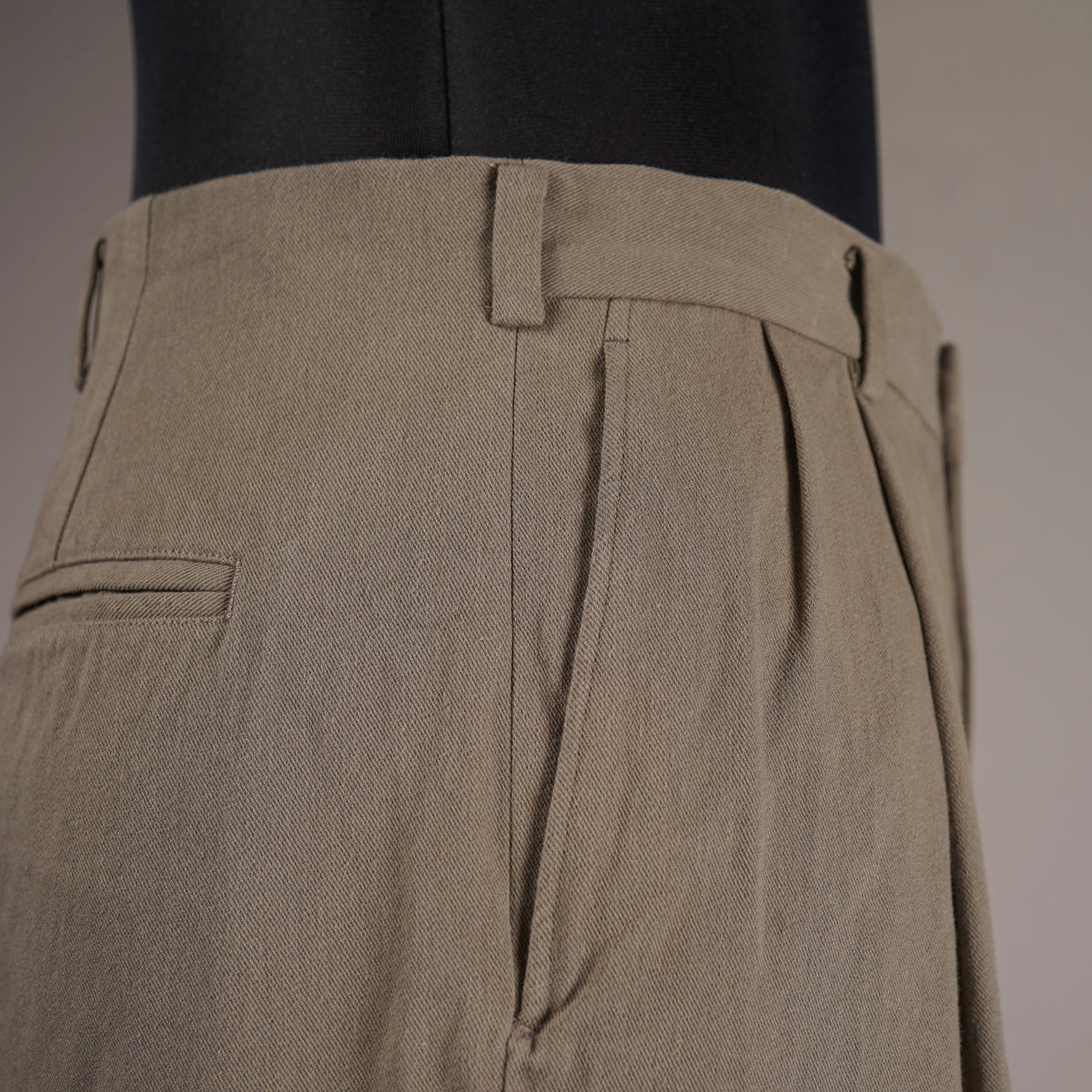 GLADDEN - TWO TUCK TROUSER / BYGH6312