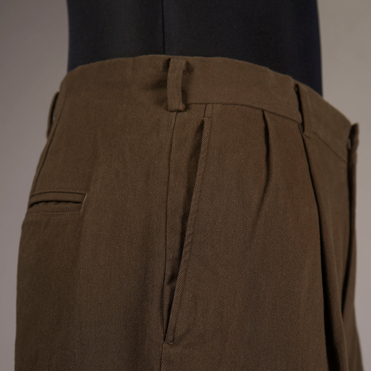GLADDEN - TWO TUCK TROUSER / BYGH6312