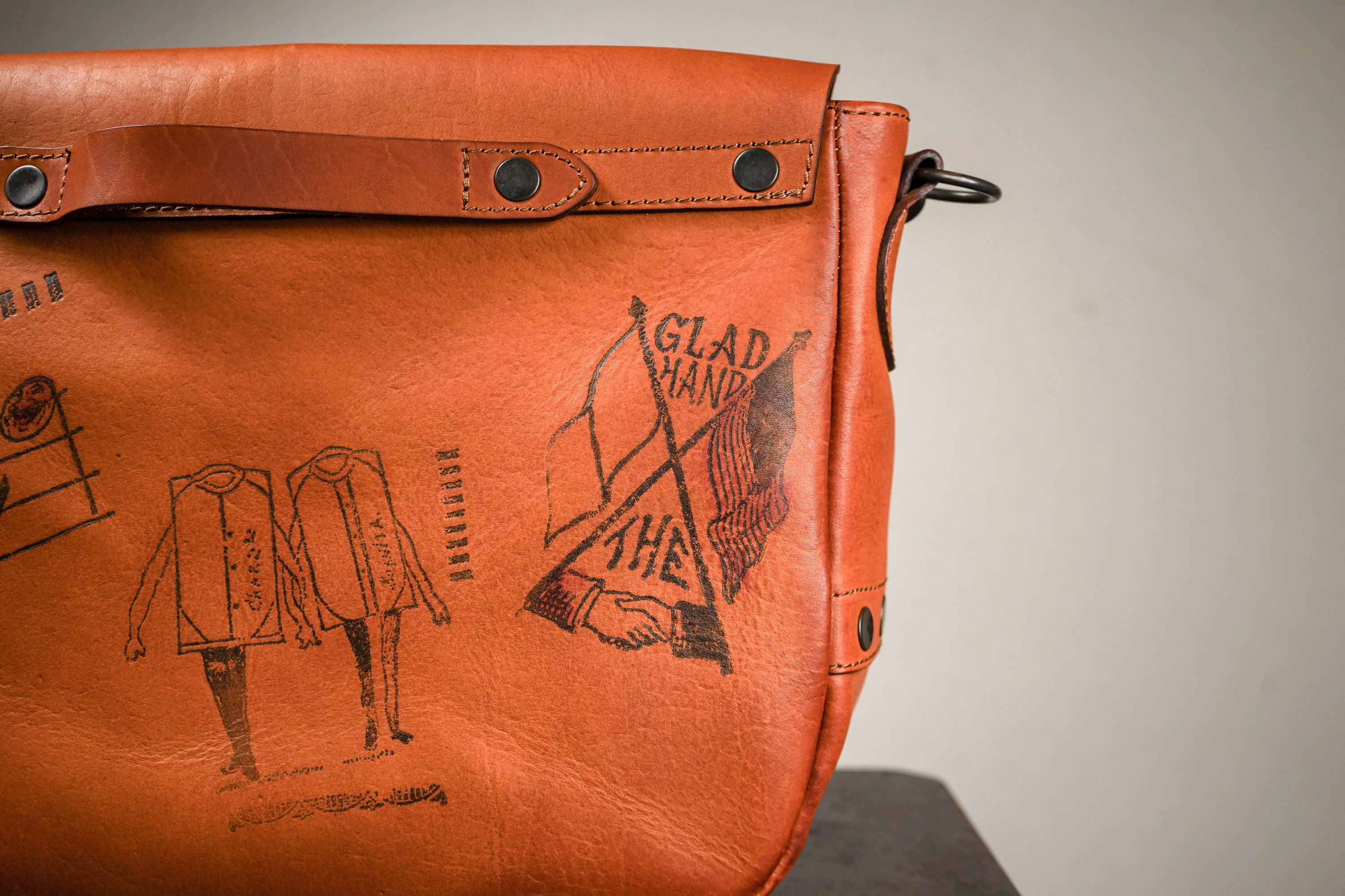 LEATHER POSTMAN SHOULDER BAG 